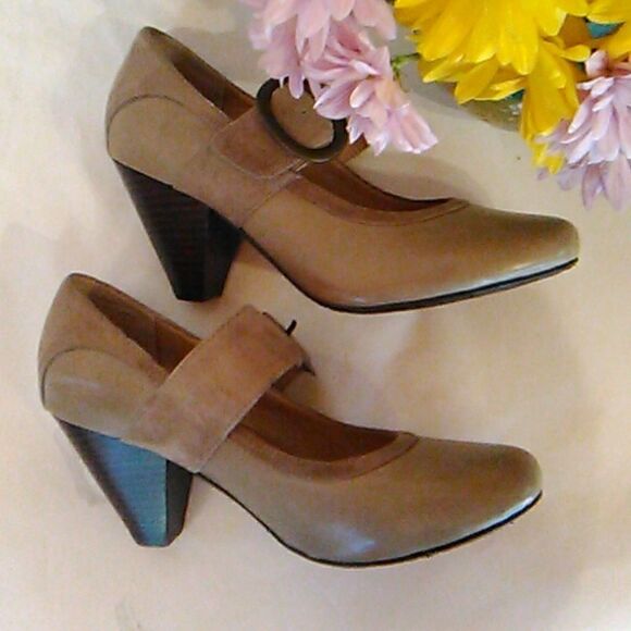 Chocolate Blu Taupe Leather Heels - Picture 3 of 12